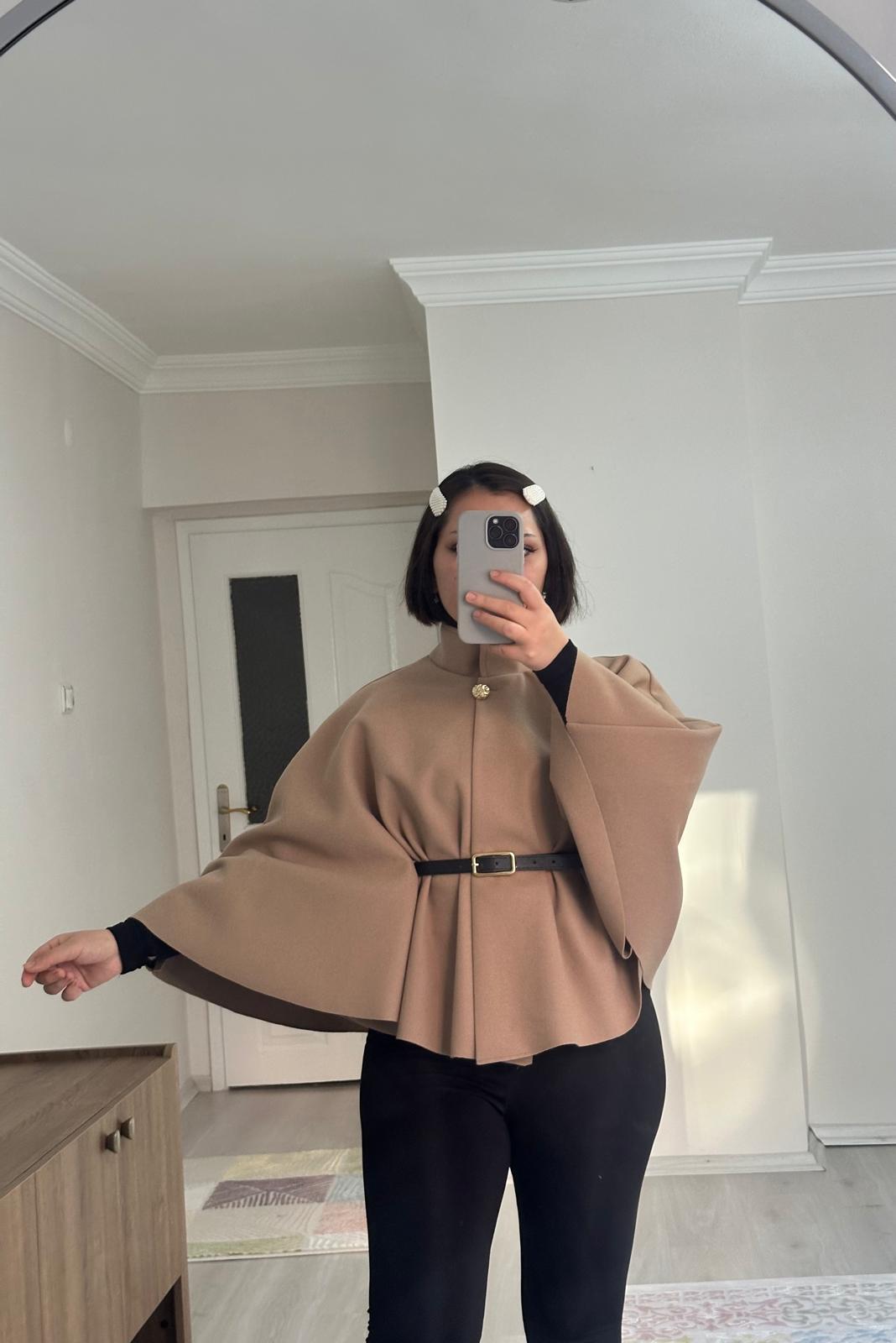 Gold Düğme Detaylı Kemerli Panço Bej